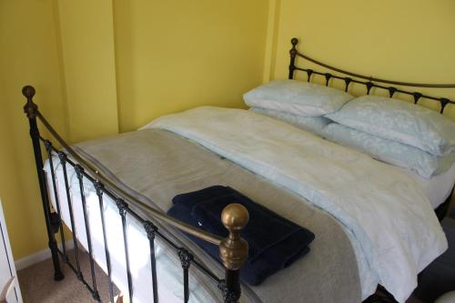 WestcottThe Garden Room Westcott的一间卧室配有带白色床单和枕头的床。