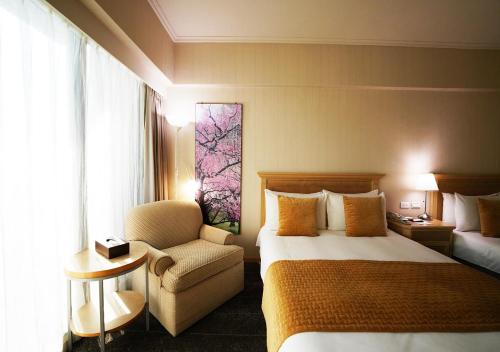 嘉义市嘉义兆品酒店的配有一张床和一把椅子的酒店客房