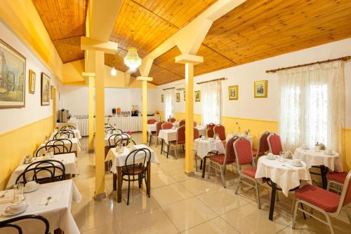 塞萨洛尼基尼梅特波利斯酒店的餐厅内带桌椅的用餐室