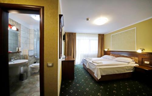普雷代亚尔Montebello的一间酒店客房 - 带一张床和一间浴室