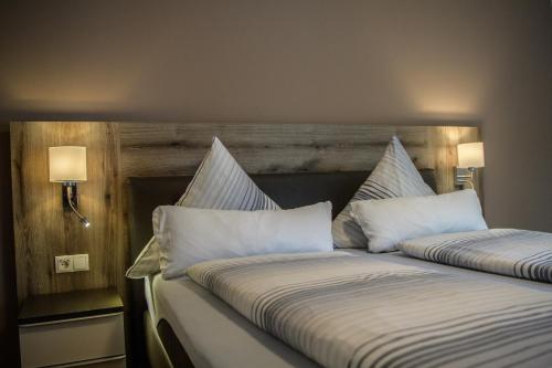 科赫姆Villa Sonnenblick的酒店的客房内设有两张带白色枕头的床。