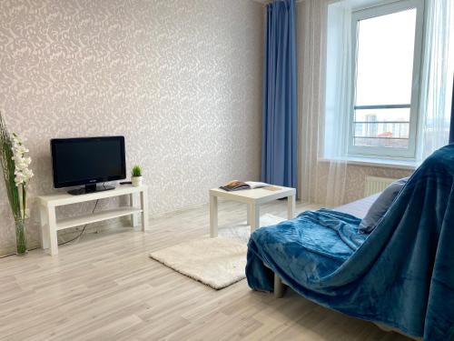 乌法Апартаменты Richotels на пр. Октября 107Б ( 4 сезона)的一间卧室配有一张床和一台电视。