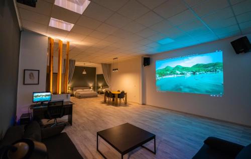 斯巴达Cinema Zeus Studios - by Avelink的客厅设有壁挂式平面电视。