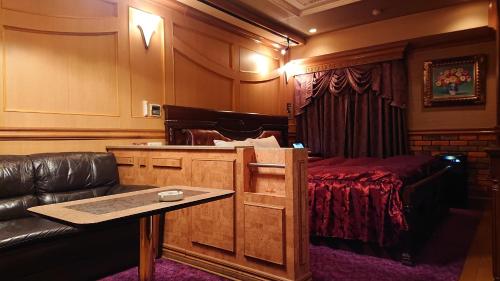 川口市Hotel Zips (Adult Only)的客厅配有沙发和1张床