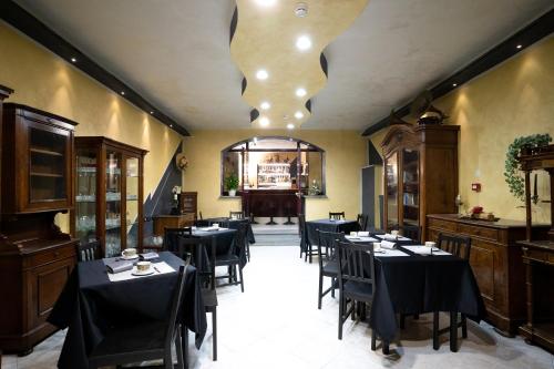 奥尔巴萨诺J酒店的一间带桌椅和吊灯的用餐室