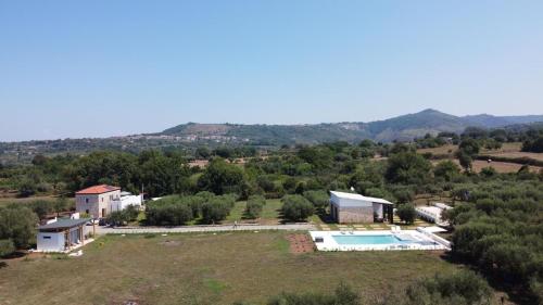 里卡迪Gallo Fino的享有房子和游泳池的空中景致