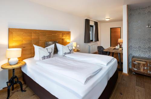 福森朝霞酒店的卧室配有一张白色大床和木制床头板
