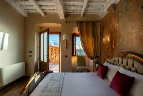 Il Miraggio in Val d'Orcia Relais & Spa客房内的一张或多张床位