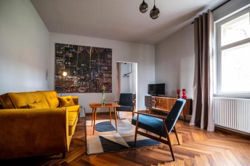 斯雷布纳古拉Villa Stara Apteka的客厅配有黄色的沙发和桌子