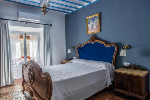 阿尔玛格鲁LA CASA DE JULIA的蓝色的卧室,配有床和蓝色的墙壁