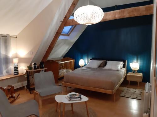 巴登La Longère d'Arzoù, chambres d'hôtes的一间卧室设有一张床和蓝色的墙壁