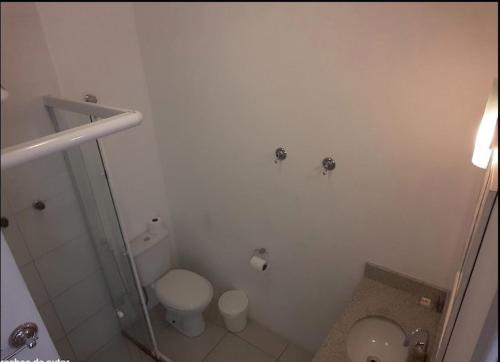 布希奥斯Lulu Pousada Buzios的白色的浴室设有卫生间和淋浴。