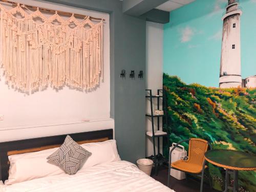 绿岛海島旅人 Diving Hostel的一间卧室配有一张床,灯塔画