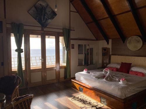 博瓦隆Mouggae Blues Villas的一间卧室设有一张床,享有海景