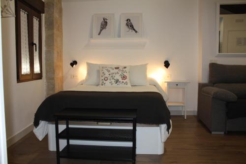 巴埃萨Barbacana, dieciocho的一间带床和沙发的小卧室