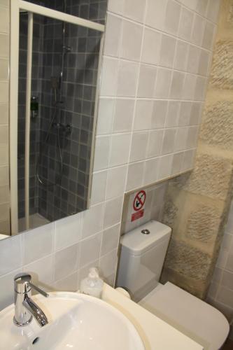 巴埃萨Barbacana, dieciocho的一间带水槽、卫生间和镜子的浴室