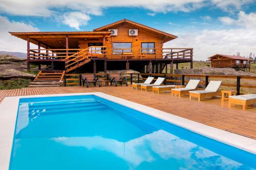 坎伯雷塔Alma Serrana - Suites de montaña!的小木屋,带游泳池和房屋