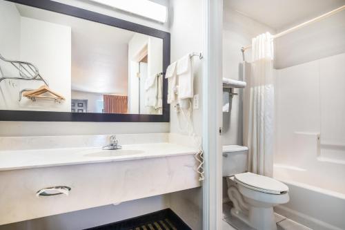 新布朗费尔斯新布劳恩费尔斯美国最佳价值酒店的一间带水槽、卫生间和镜子的浴室