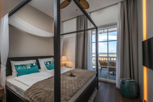 桑托德BalaLake Resort的一间带四柱床的卧室和一个阳台