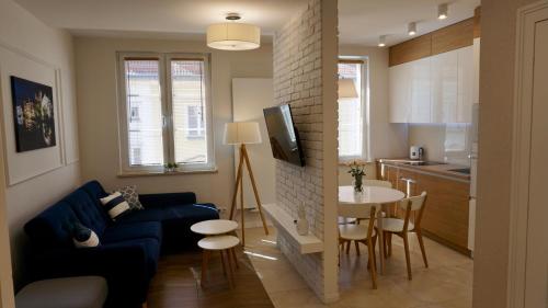 奥普尔Apartament w samym sercu Opola的一间带蓝色沙发的客厅和一间厨房