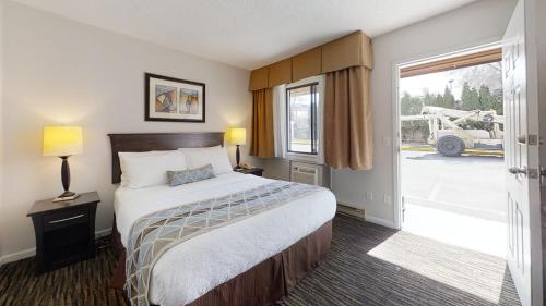 基洛纳休憩套房酒店的酒店客房设有一张床和一个大窗户