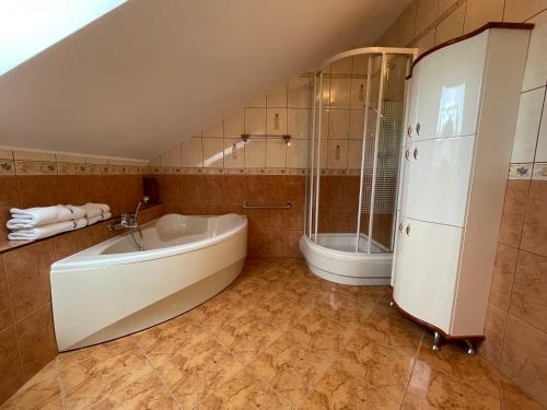 米兹多洛杰Wolin-Travel Pomorska的带浴缸、淋浴和卫生间的浴室