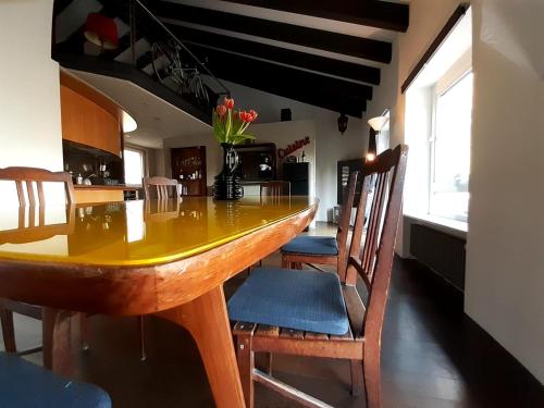 阿格诺La casa di Arnaldo "Punarinta"的厨房配有大型木桌和椅子