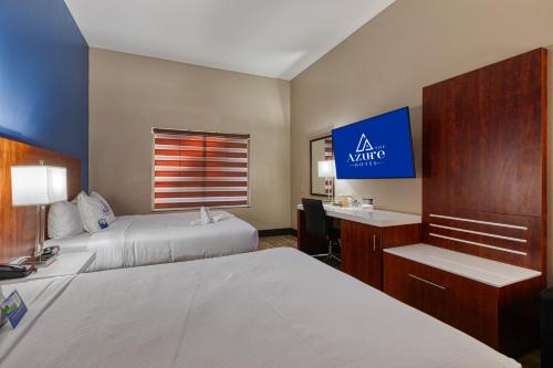 梅萨The Azure Hotel的酒店客房配有两张床和一张书桌
