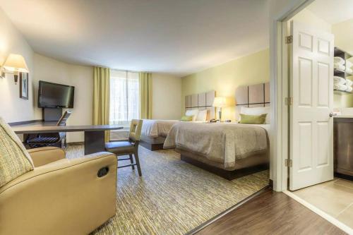 穆尔斯维尔烛木套房酒店 - 穆尔斯维尔诺曼湖的酒店客房配有两张床和一张书桌