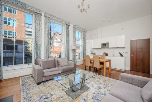 伦敦Tavistock Place Apartments的客厅配有沙发和桌子