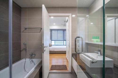 努沙再也Iskandar Residences 3 Bedroom的带浴缸、水槽和淋浴的浴室