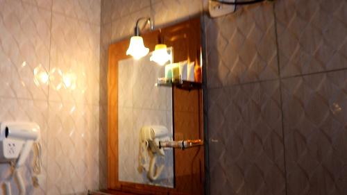 亚的斯亚贝巴bruhway hotel的浴室设有镜子,墙上设有电话