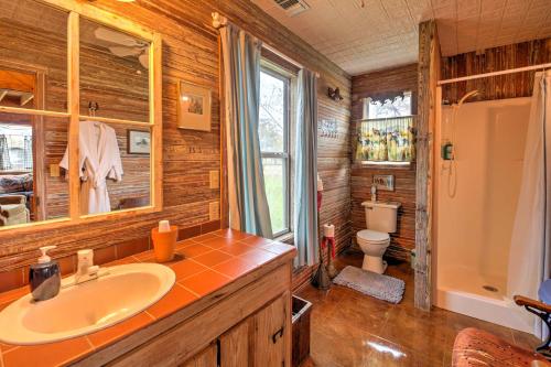 Ark Bunkhouse Fredericksburg Hideaway with Hot Tub的一间浴室