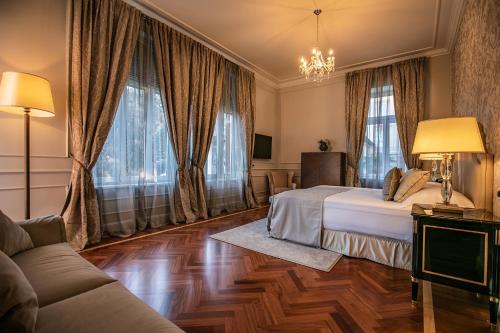 奥帕提亚Amadria Park Hotel Sveti Jakov的酒店客房,设有两张床和一张沙发