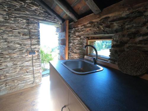 AreuBordes Pirineu, Costuix的一个带水槽和石墙的厨房