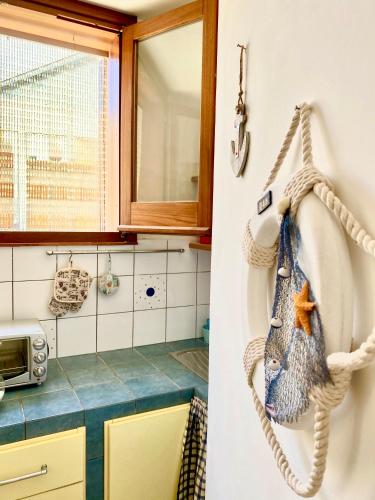 马里迪莫Marettimo Appartamenti的厨房配有挂在墙上的毛巾