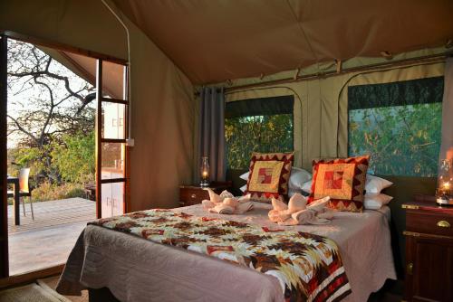 ChobeMuchenje self-catering Tents的帐篷内一间卧室,配有一张床
