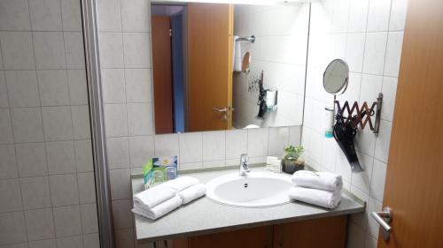布伦瑞克Plaza Inn Braunschweig City Nord的一间带水槽和镜子的浴室