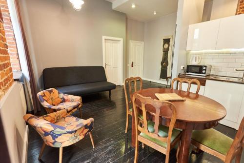 罗兹Apartament Patisserie by Good Time的客厅配有桌椅和沙发