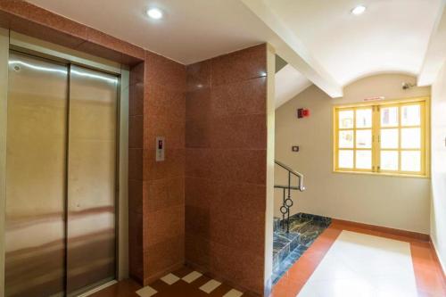 钦奈新月公园酒店的带淋浴的浴室和玻璃门