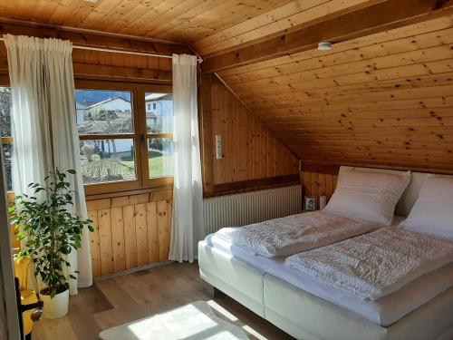 博登斯多夫Ferienwohnung "Marie's Auszeit"的一间卧室设有一张床和一个大窗户