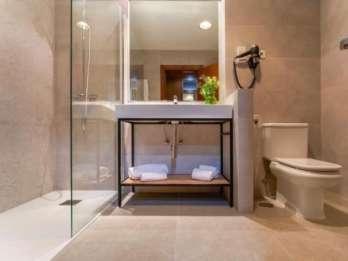 拉斯·罗萨斯·德·马德里拉斯麦塔斯广场酒店的带淋浴和卫生间的浴室