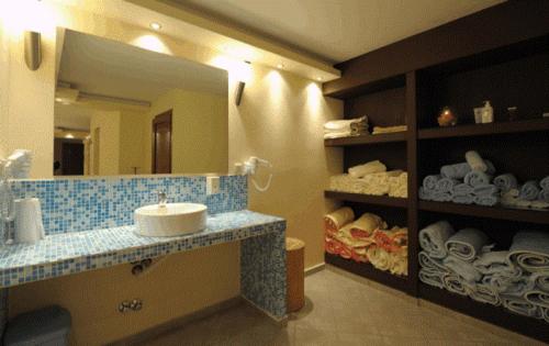 欧拉努波利斯Panorama Spa Hotel的一间带水槽和大镜子的浴室