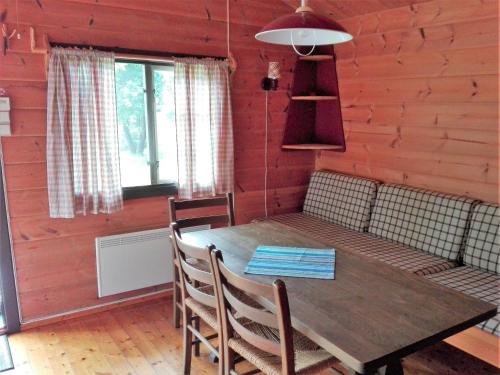 InnfjordenLensmansgarden的一间带木桌和椅子的用餐室
