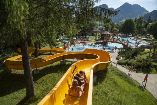 瓦尔赫湖BIO- Bauernhof Obermaurach的一群人在一个水上公园里乘滑梯