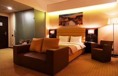 阿斯塔纳Comfort Hotel Astana的酒店客房,配有床和沙发