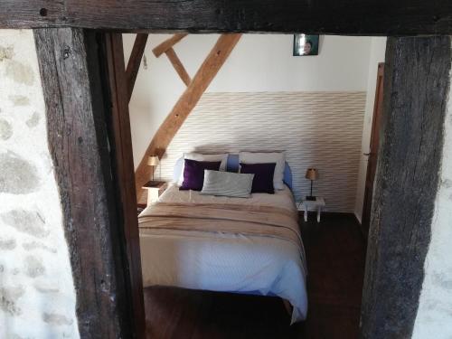 TardesLe Monticule的阁楼上的卧室配有一张大床