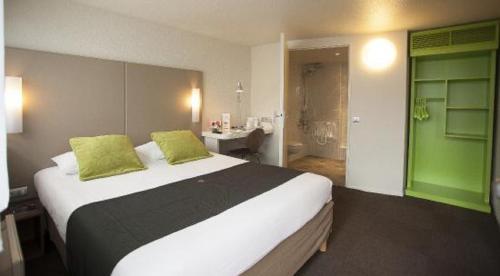 塞克兰里尔瑟克朗钟楼酒店的一间带大床的卧室和一间浴室