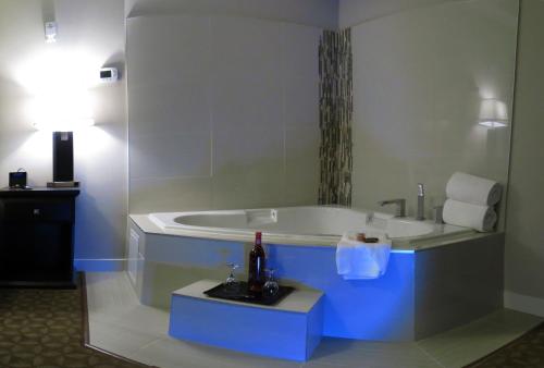 怀特考特怀特考特卡纳塔酒店的带浴缸和一瓶葡萄酒的浴室