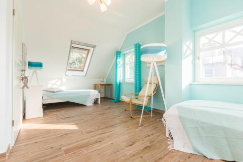 青斯特Buten un Binnen的一间卧室设有蓝色的墙壁和木地板。